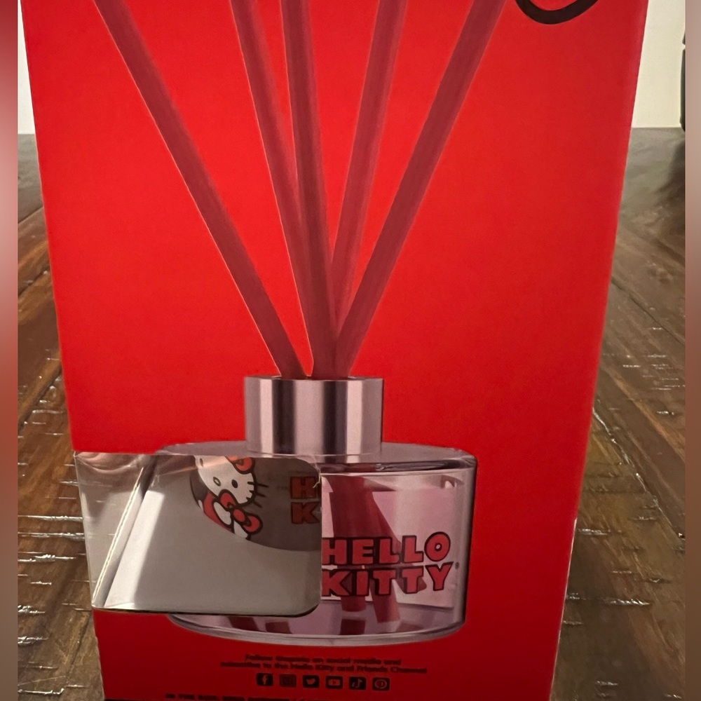 Hello Kitty Ceramic Reed Diffuser Lavender Scent - Picture 2 of 5